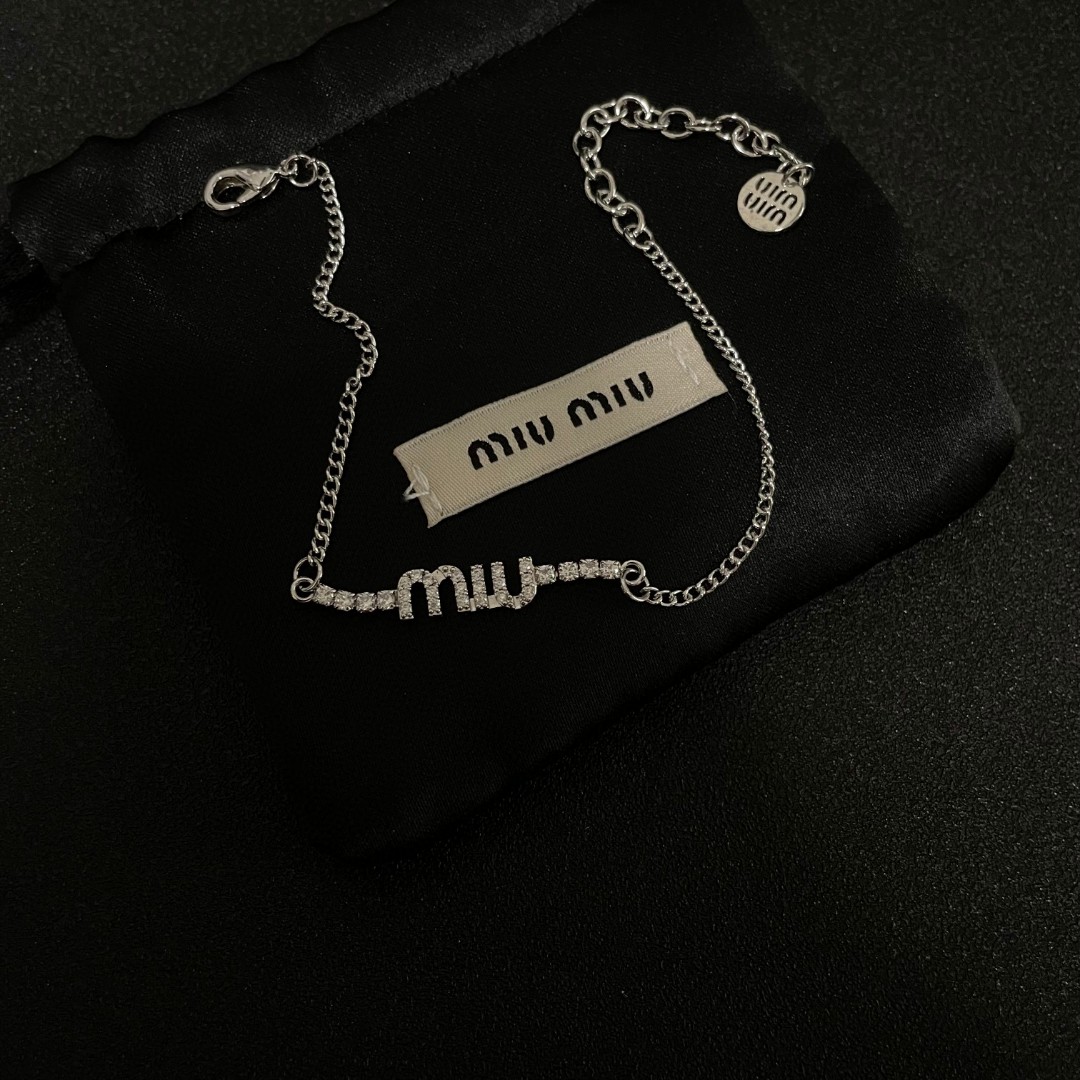 “¥275 Miu Miu Miu: Stylish Blingbling for Women” - 图片 9