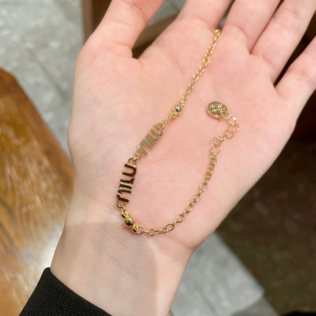 Title: Miu Miu Letter Bracelet Review: Short, Stylish, and Blingbling Summary: ¥275 Miu Miu Letter bracelet is described as short, stylish, and bl - 图片 3