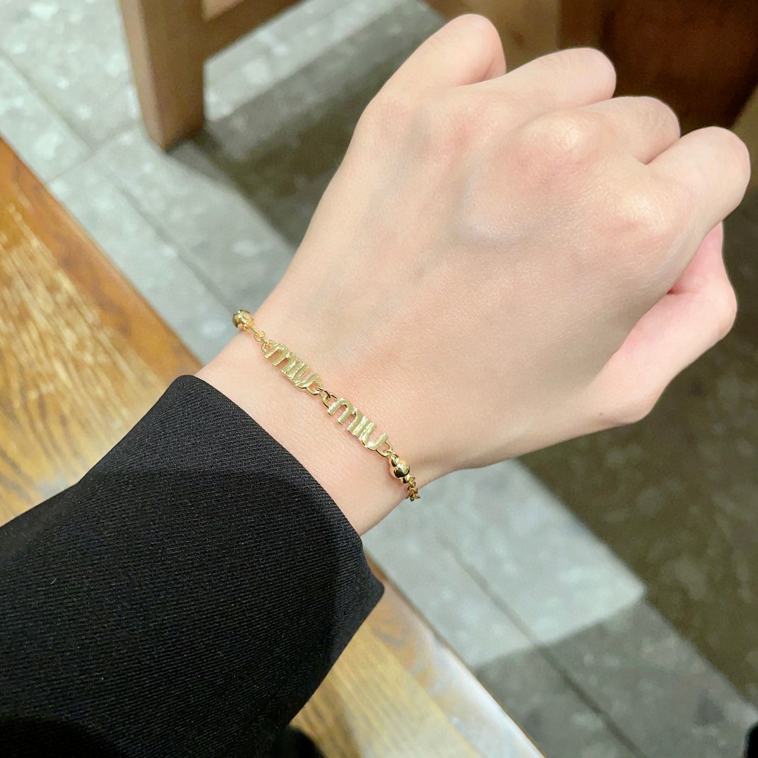 Title: Miu Miu Letter Bracelet Review: Short, Stylish, and Blingbling Summary: ¥275 Miu Miu Letter bracelet is described as short, stylish, and bl - 图片 2