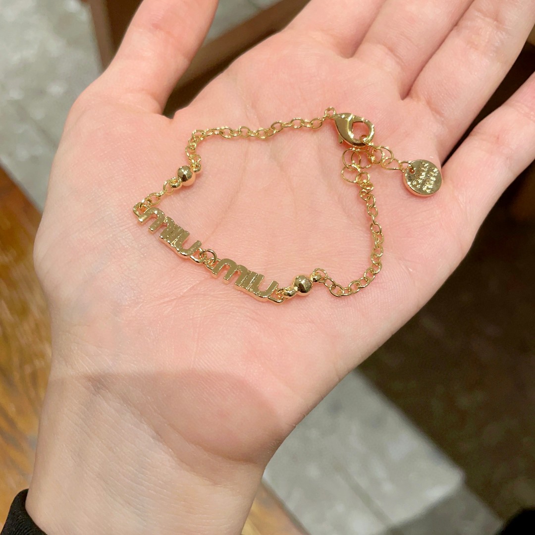 Title: Miu Miu Letter Bracelet Review: Short, Stylish, and Blingbling Summary: ¥275 Miu Miu Letter bracelet is described as short, stylish, and bl - 图片 4