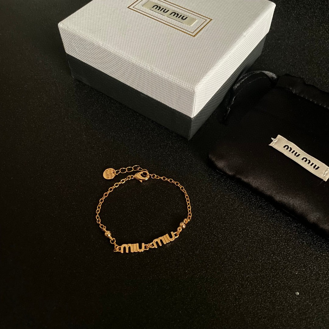 Title: Miu Miu Letter Bracelet Review: Short, Stylish, and Blingbling Summary: ¥275 Miu Miu Letter bracelet is described as short, stylish, and bl - 图片 5
