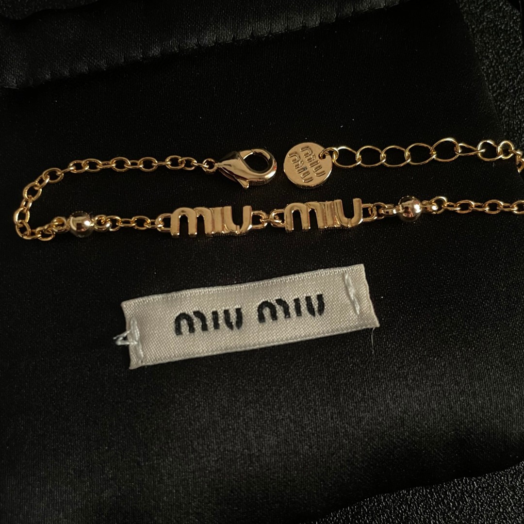 Title: Miu Miu Letter Bracelet Review: Short, Stylish, and Blingbling Summary: ¥275 Miu Miu Letter bracelet is described as short, stylish, and bl - 图片 6