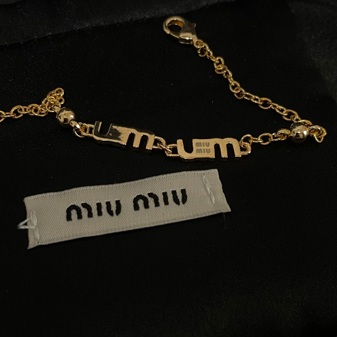 Title: Miu Miu Letter Bracelet Review: Short, Stylish, and Blingbling Summary: ¥275 Miu Miu Letter bracelet is described as short, stylish, and bl - 图片 7