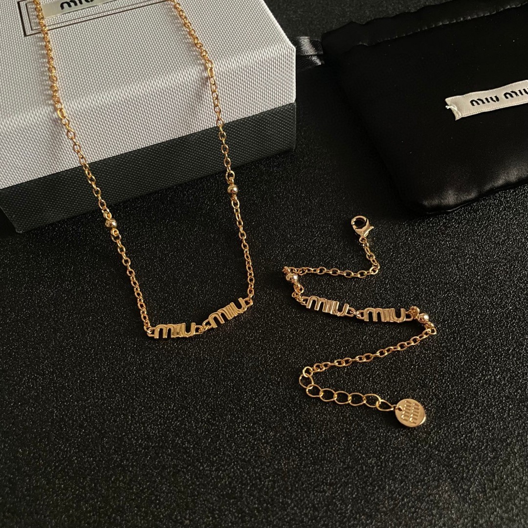Title: Miu Miu Letter Bracelet Review: Short, Stylish, and Blingbling Summary: ¥275 Miu Miu Letter bracelet is described as short, stylish, and bl - 图片 9