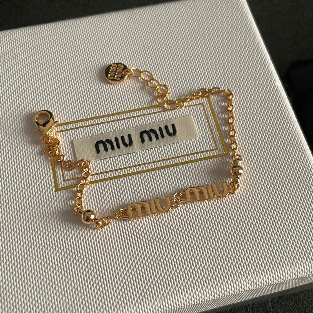 Title: Miu Miu Letter Bracelet Review: Short, Stylish, and Blingbling Summary: ¥275 Miu Miu Letter bracelet is described as short, stylish, and bl - 图片 8