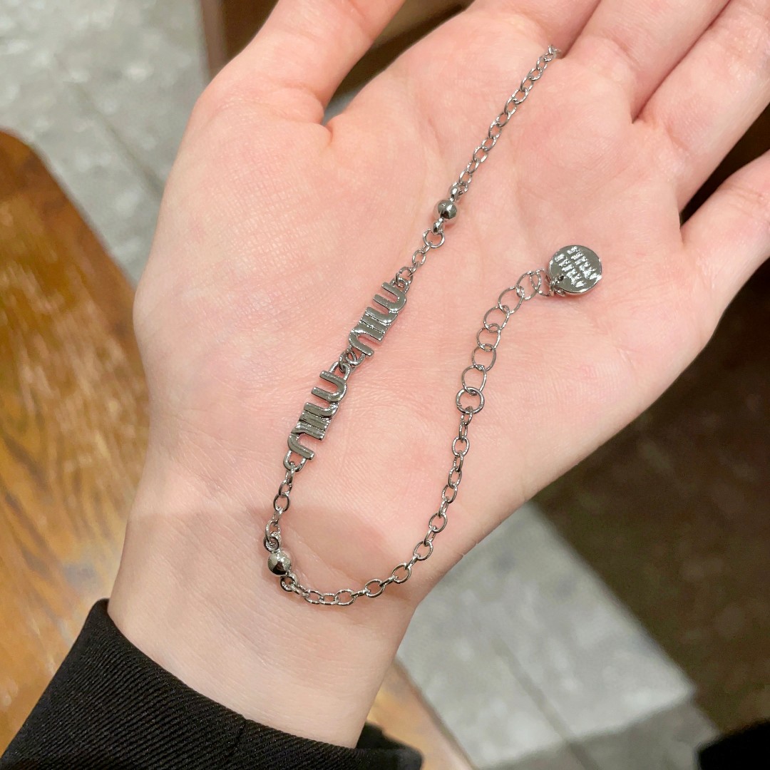 “¥275 Miu Miu Letter Bracelet Review: Short and Stylish Blingbling for Women” - 图片 3