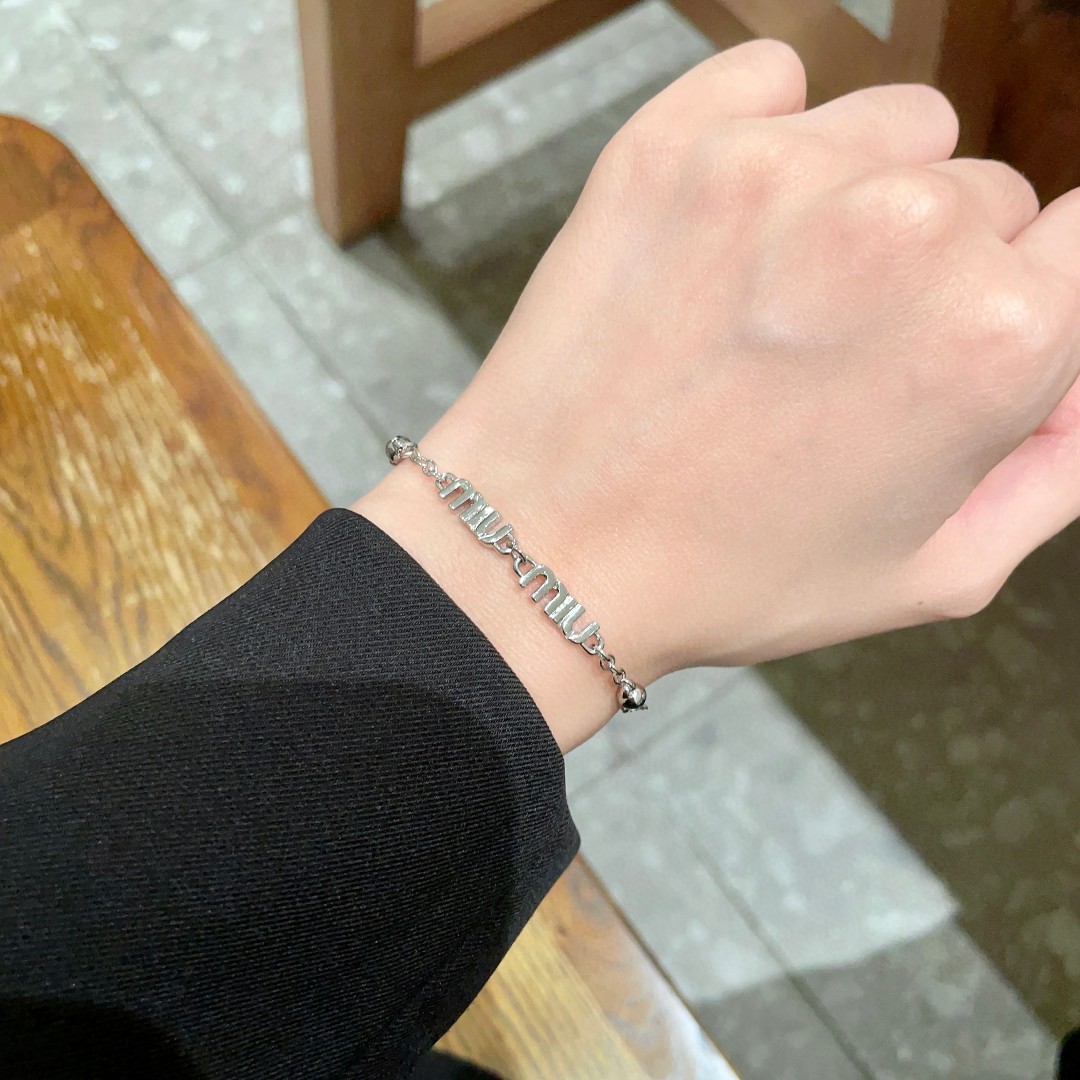 “¥275 Miu Miu Letter Bracelet Review: Short and Stylish Blingbling for Women” - 图片 2