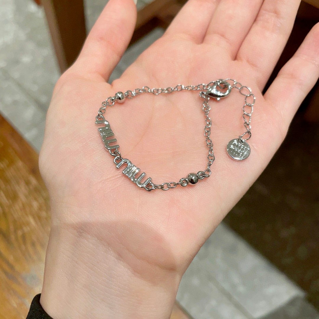 “¥275 Miu Miu Letter Bracelet Review: Short and Stylish Blingbling for Women” - 图片 4