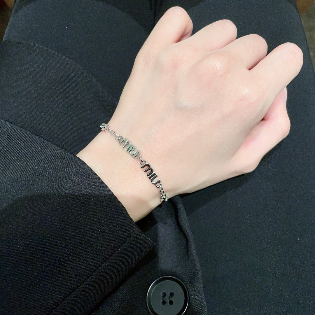 “¥275 Miu Miu Letter Bracelet Review: Short and Stylish Blingbling for Women”