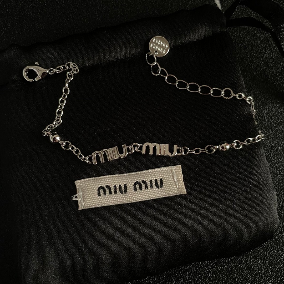 “¥275 Miu Miu Letter Bracelet Review: Short and Stylish Blingbling for Women” - 图片 5
