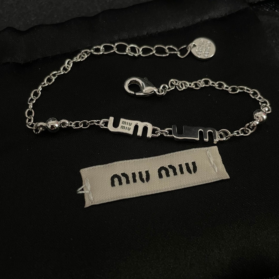 “¥275 Miu Miu Letter Bracelet Review: Short and Stylish Blingbling for Women” - 图片 6
