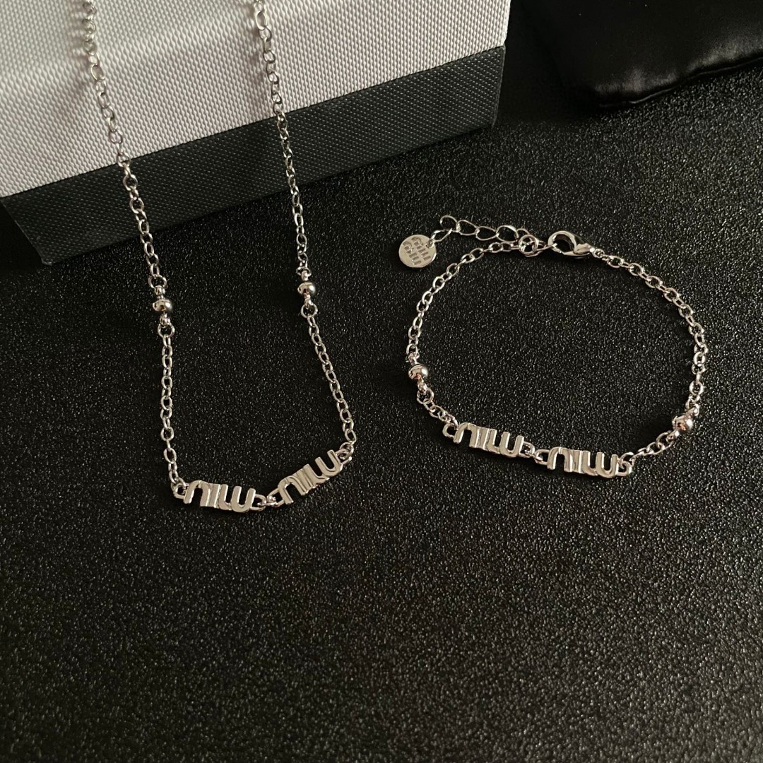 “¥275 Miu Miu Letter Bracelet Review: Short and Stylish Blingbling for Women” - 图片 9
