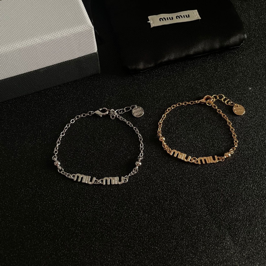 “¥275 Miu Miu Letter Bracelet Review: Short and Stylish Blingbling for Women” - 图片 8
