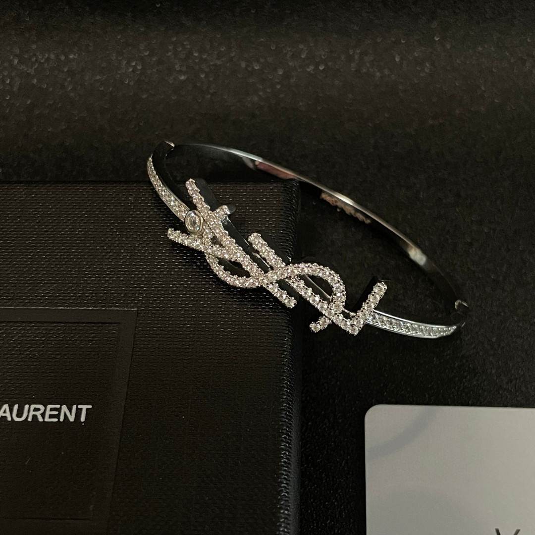 ️新款YSL 圣罗兰字母满钻手镯👍 Yves Saint Laurent 创立于1961年 9