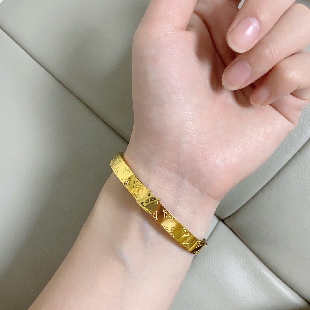 新品😍 货 LV字母Logo黄金色手镯🔹🔹Louis Vuitton 路易威登 🔹材质 款 设计独特 复古前卫 3