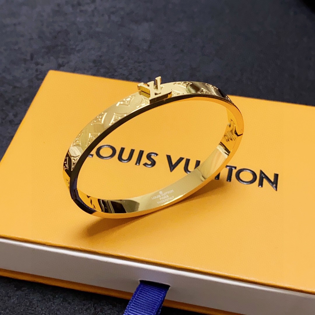 新品😍 货 LV字母Logo黄金色手镯🔹🔹Louis Vuitton 路易威登 🔹材质 款 设计独特 复古前卫 8