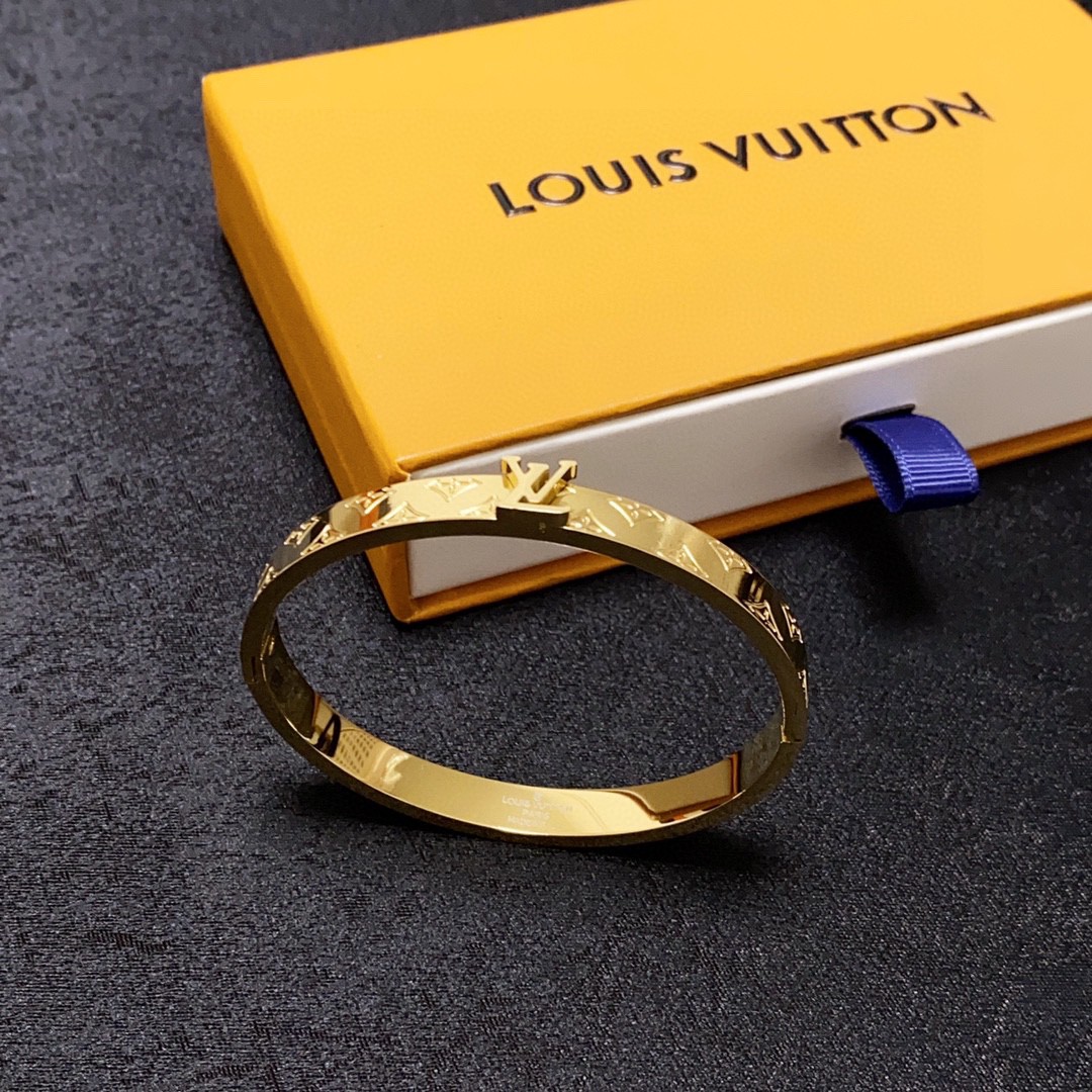 新品😍 货 LV字母Logo黄金色手镯🔹🔹Louis Vuitton 路易威登 🔹材质 款 设计独特 复古前卫 9