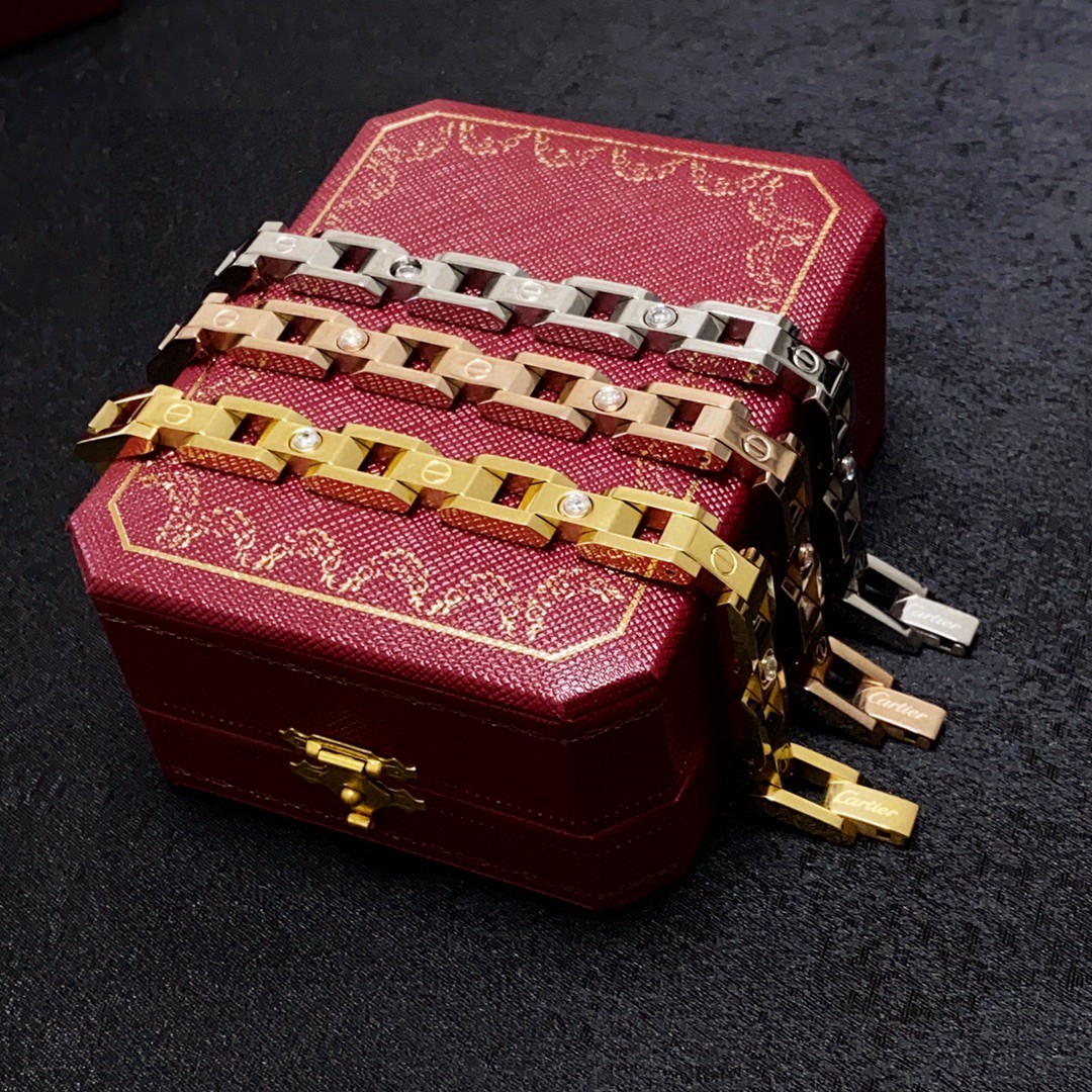 “Cartier Classic Diamond Chain with Gill Detail and Tank Design: Review” - 图片 5