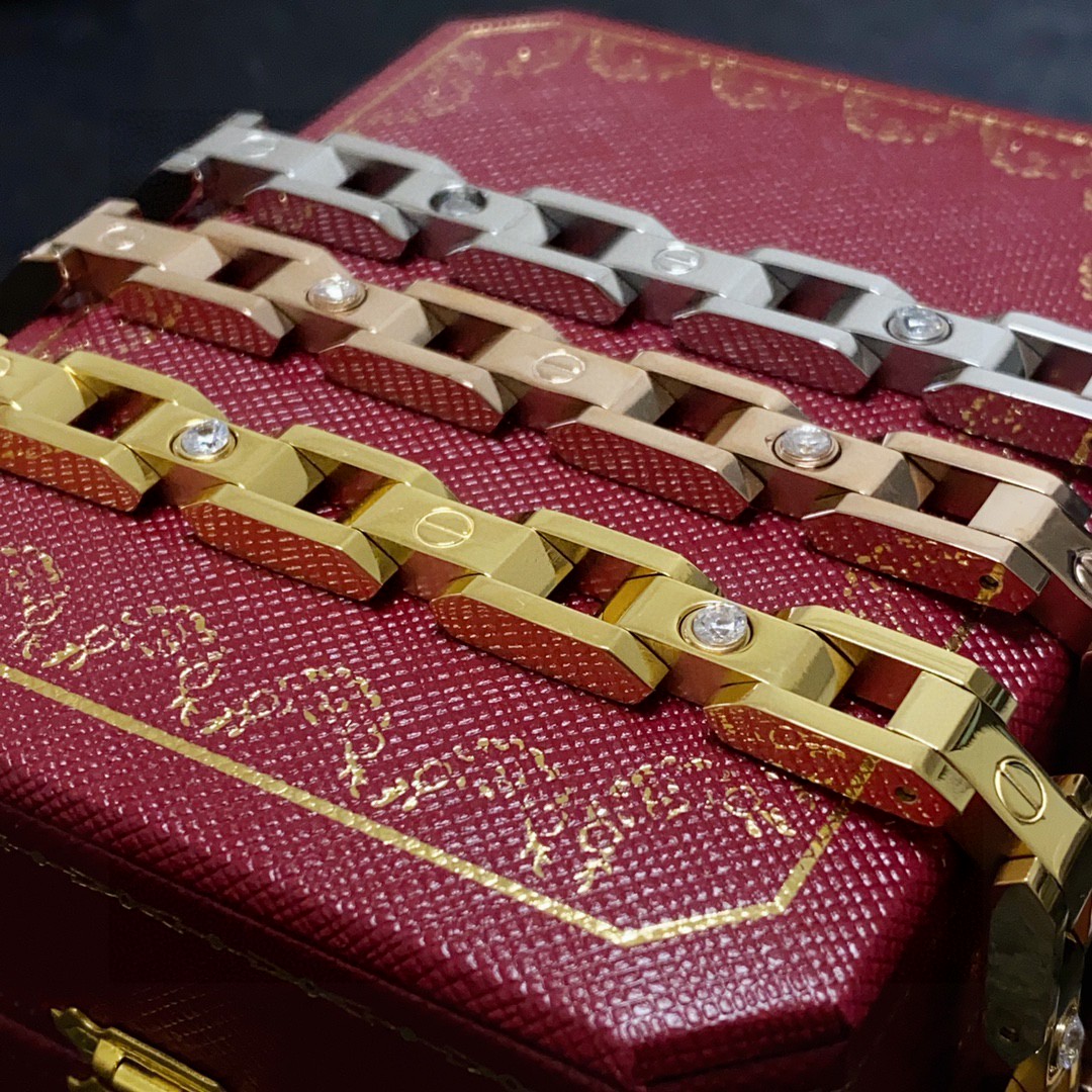 “Cartier Classic Diamond Chain with Gill Detail and Tank Design: Review” - 图片 6