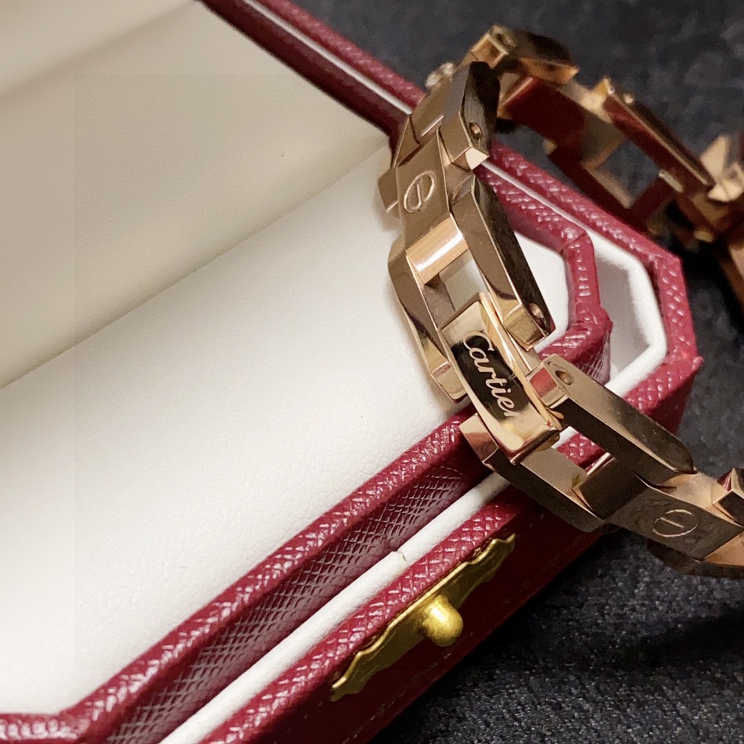 “Cartier Classic Diamond Chain with Gill Detail and Tank Design: Review” - 图片 8