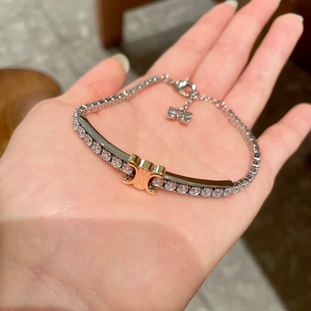 “Celine Selin’s ¥325 Bold Bracelet: A Fashionable Statement Piece with Simple Elegance” - 图片 4