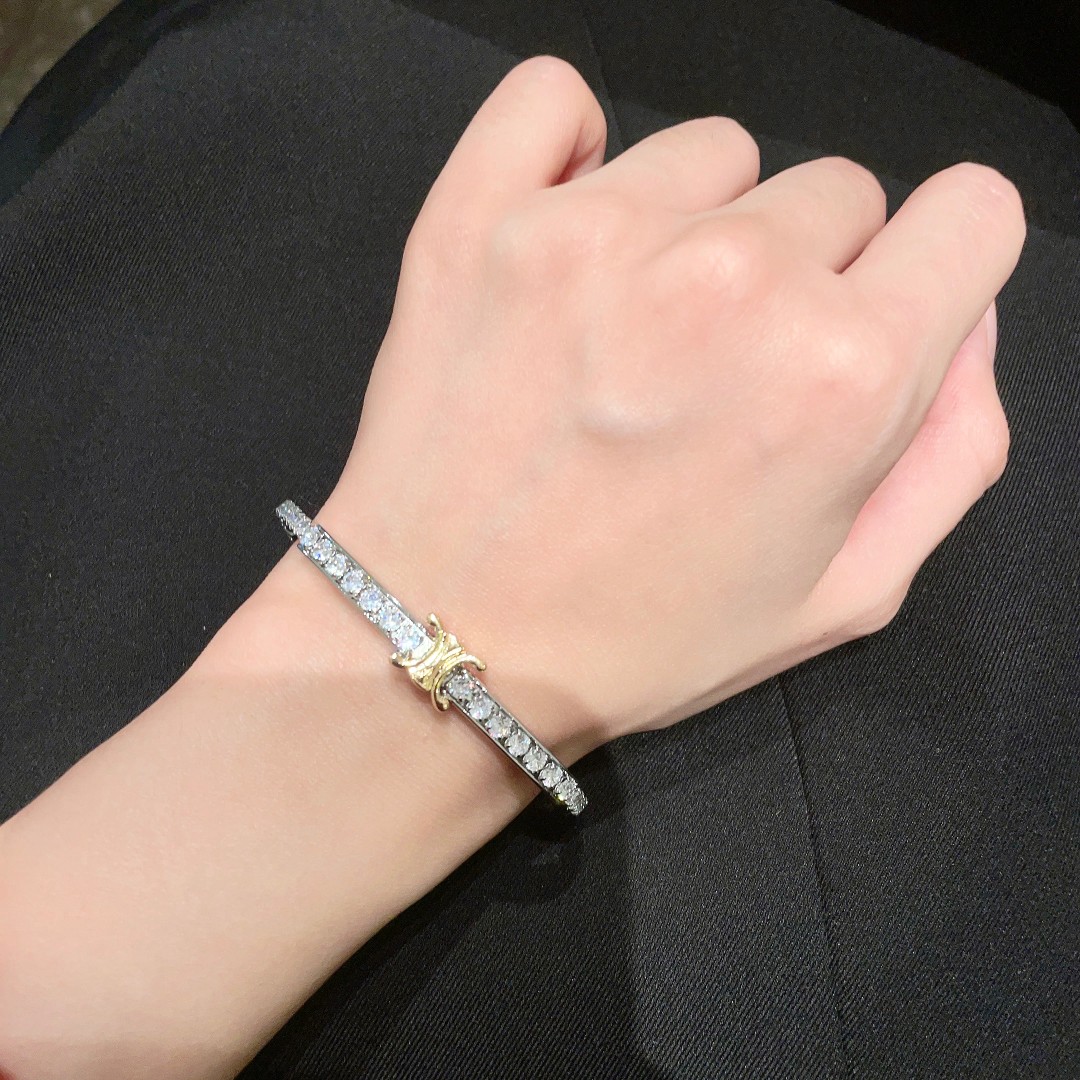 “Celine Selin’s ¥325 Bold Bracelet: A Fashionable Statement Piece with Simple Elegance”