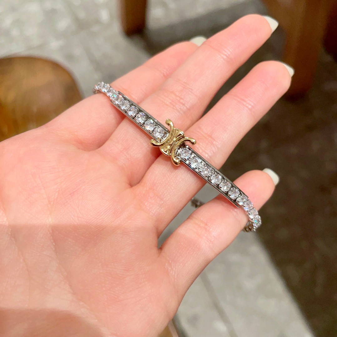 “Celine Selin’s ¥325 Bold Bracelet: A Fashionable Statement Piece with Simple Elegance” - 图片 3
