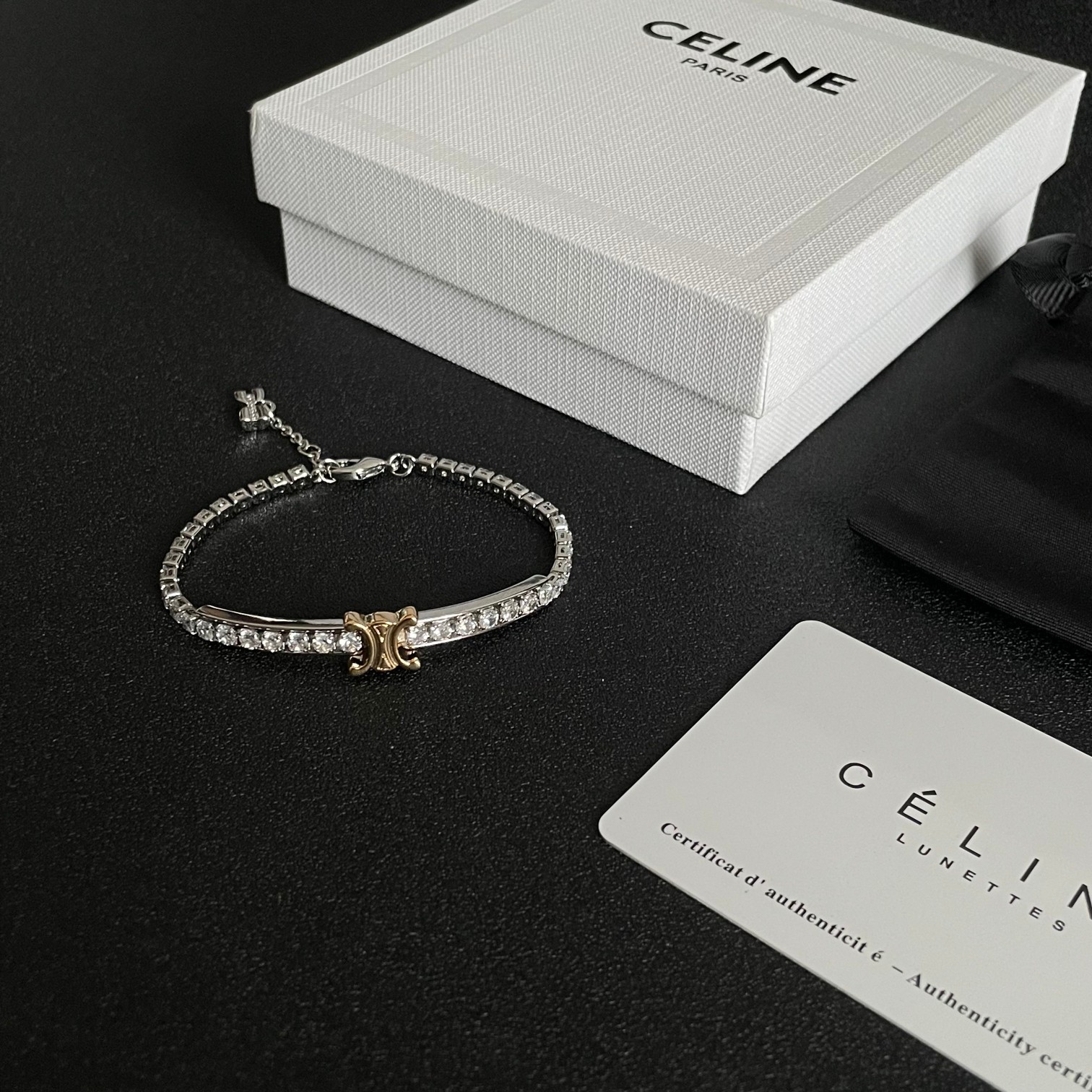 “Celine Selin’s ¥325 Bold Bracelet: A Fashionable Statement Piece with Simple Elegance” - 图片 5