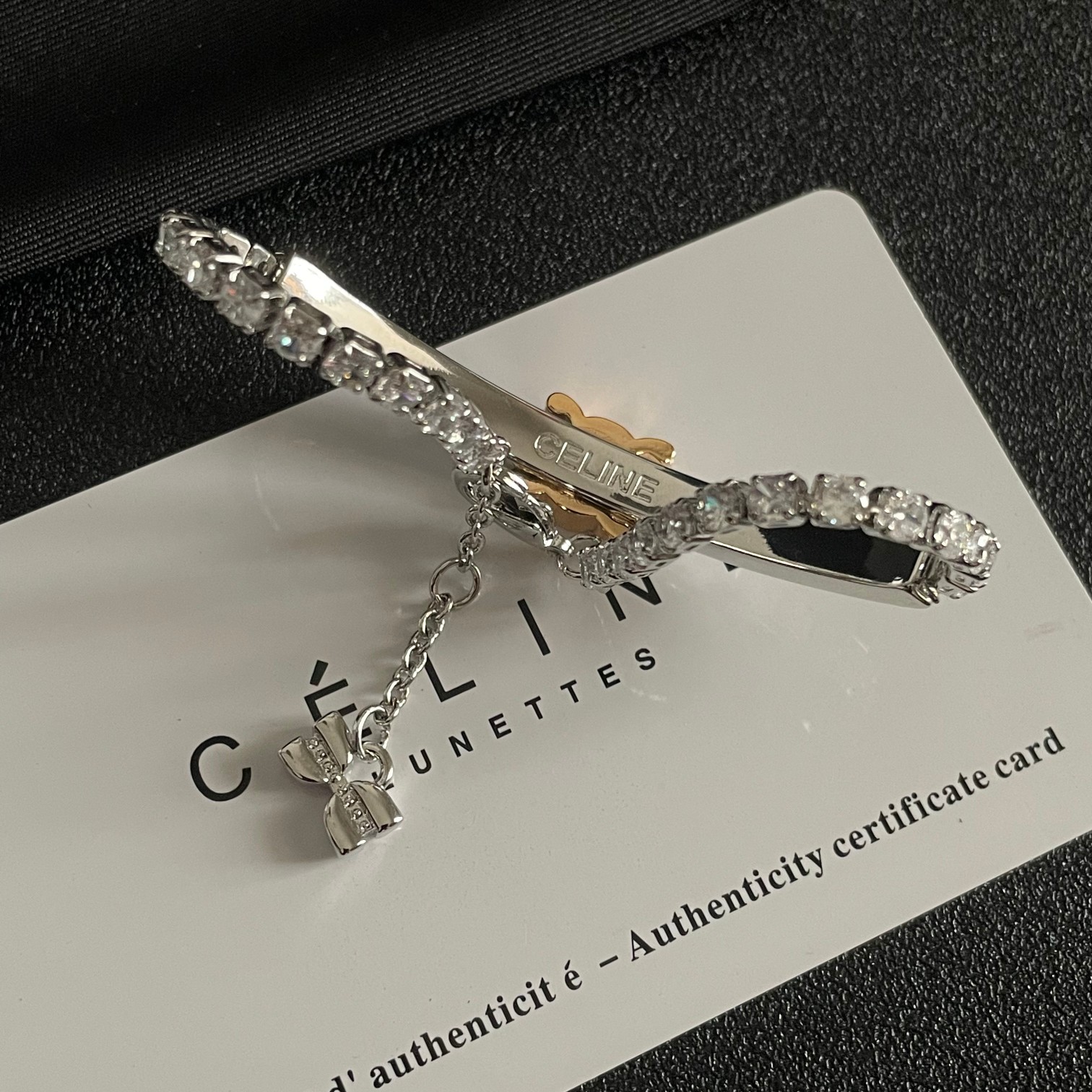 “Celine Selin’s ¥325 Bold Bracelet: A Fashionable Statement Piece with Simple Elegance” - 图片 8