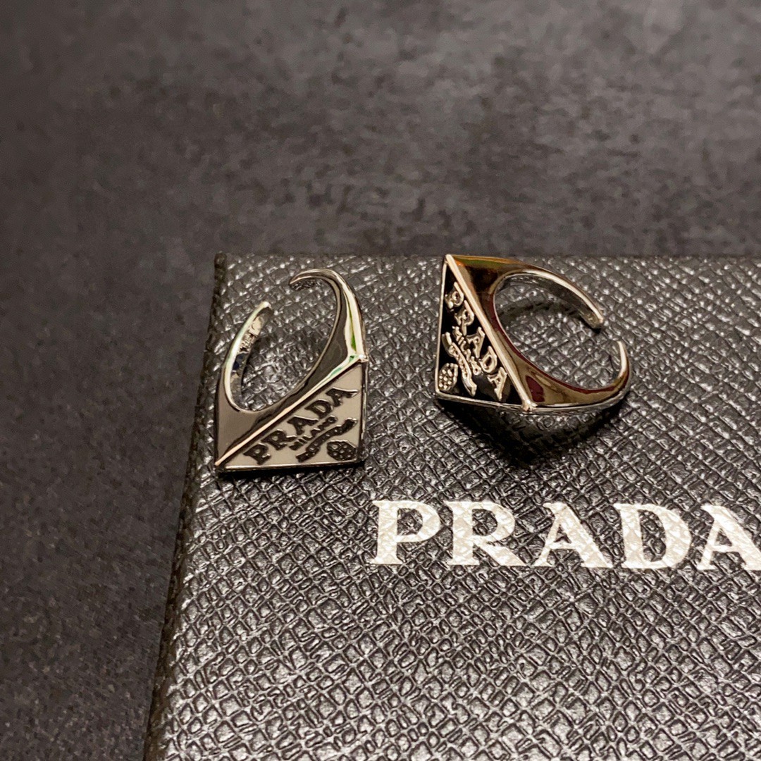 Prada Triangle Oily Fashion Ring: ¥180 Black & White Summer Style Super-Mix - 图片 4