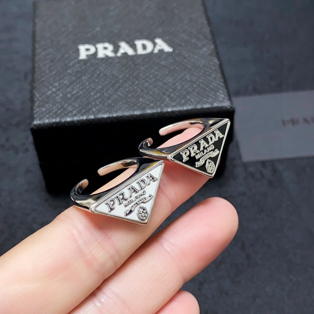 Prada Triangle Oily Fashion Ring: ¥180 Black & White Summer Style Super-Mix - 图片 8