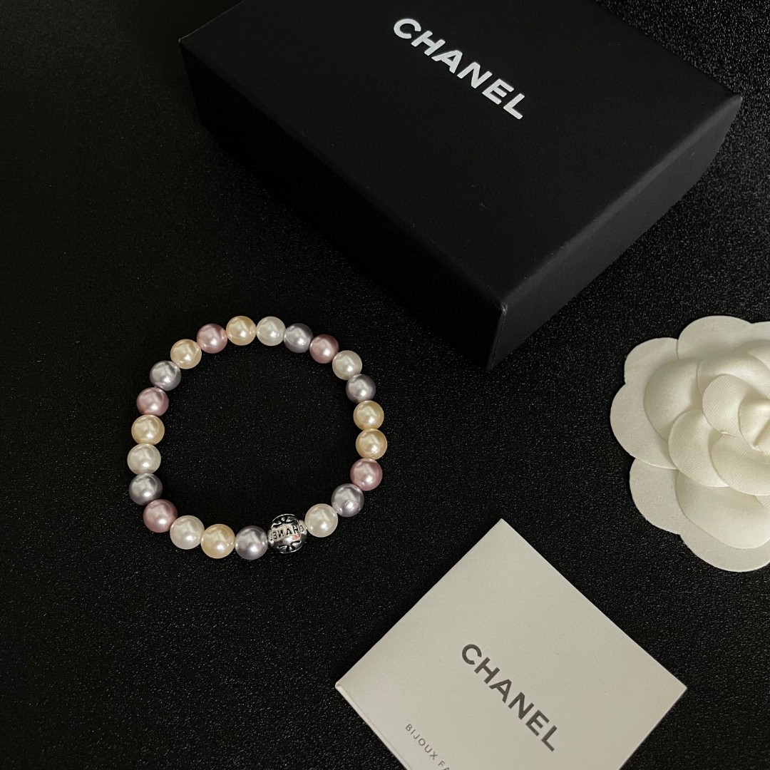 香奈儿Chanel字母双C高级进口珍珠手链！四个颜色显白厚实感十足！千年琥珀万年蜜蜡经典火热爆款来袭大牌