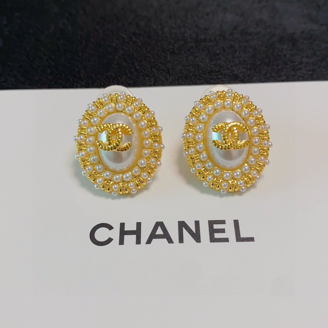 Chanel 人气 抢手好货‼‼官网新款 小香双C字母镶小米珍珠耳钉耳环 Ch@nel 一摸一样的 每一个细节