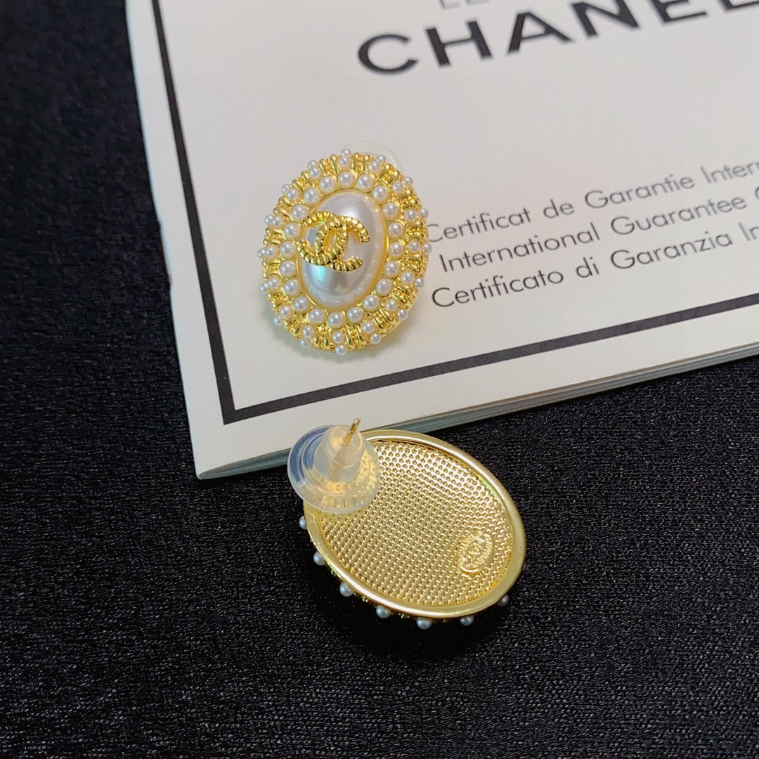 Chanel 人气 抢手好货‼‼官网新款 小香双C字母镶小米珍珠耳钉耳环 Ch@nel 一摸一样的 每一个细节