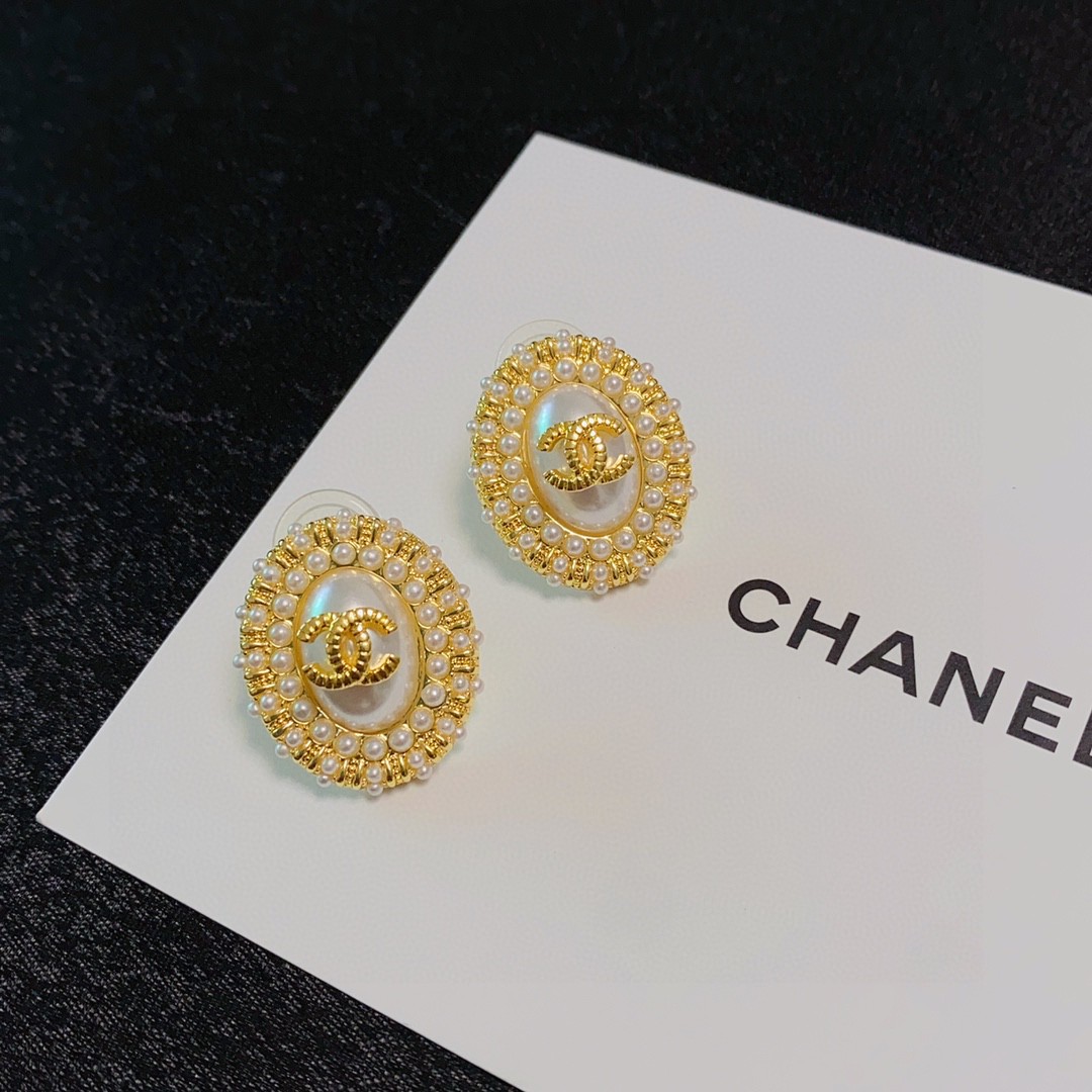 Chanel 人气 抢手好货‼‼官网新款 小香双C字母镶小米珍珠耳钉耳环 Ch@nel 一摸一样的 每一个细节