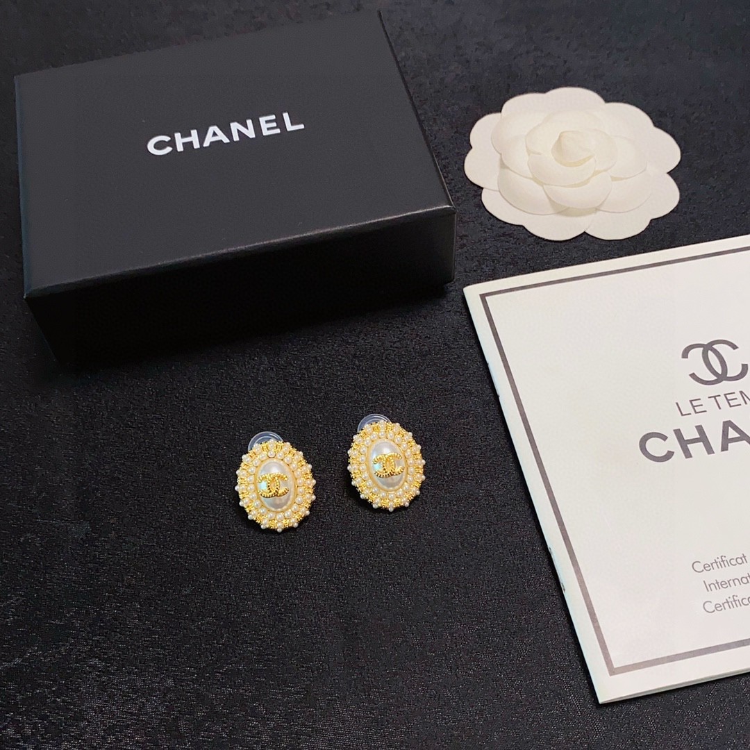 Chanel 人气 抢手好货‼‼官网新款 小香双C字母镶小米珍珠耳钉耳环 Ch@nel 一摸一样的 每一个细节
