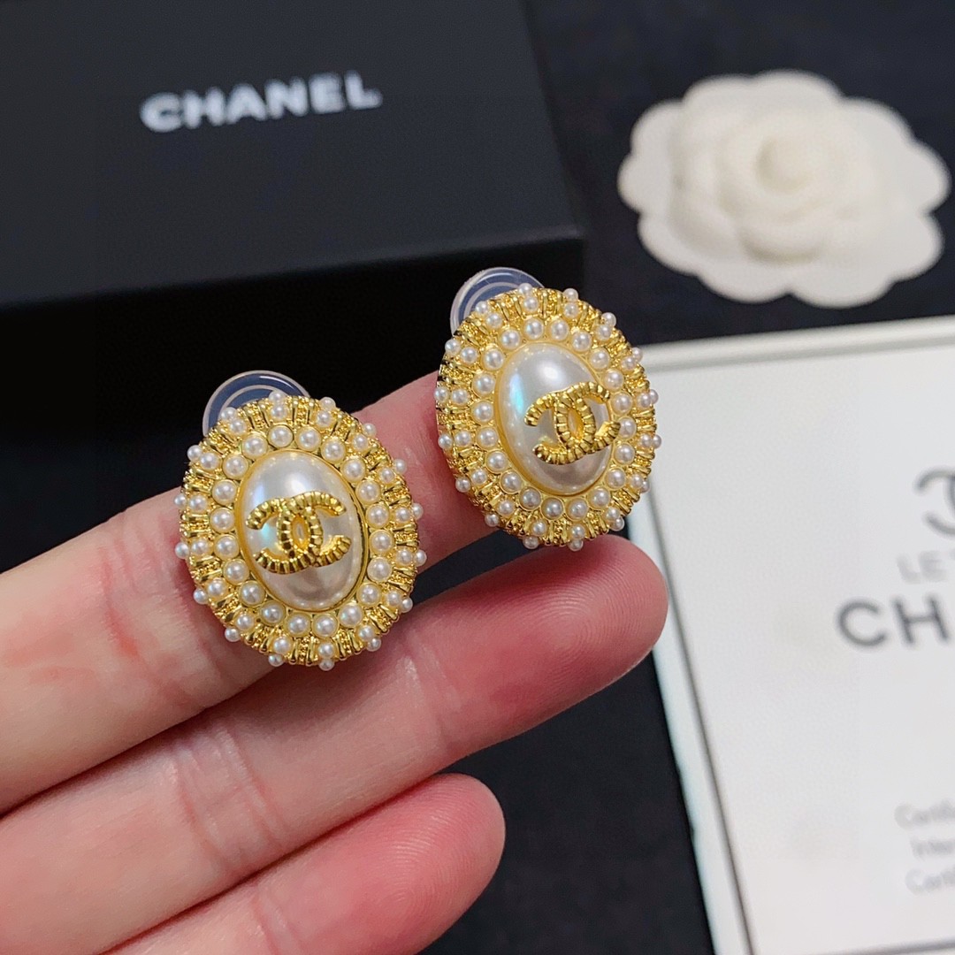 Chanel 人气 抢手好货‼‼官网新款 小香双C字母镶小米珍珠耳钉耳环 Ch@nel 一摸一样的 每一个细节