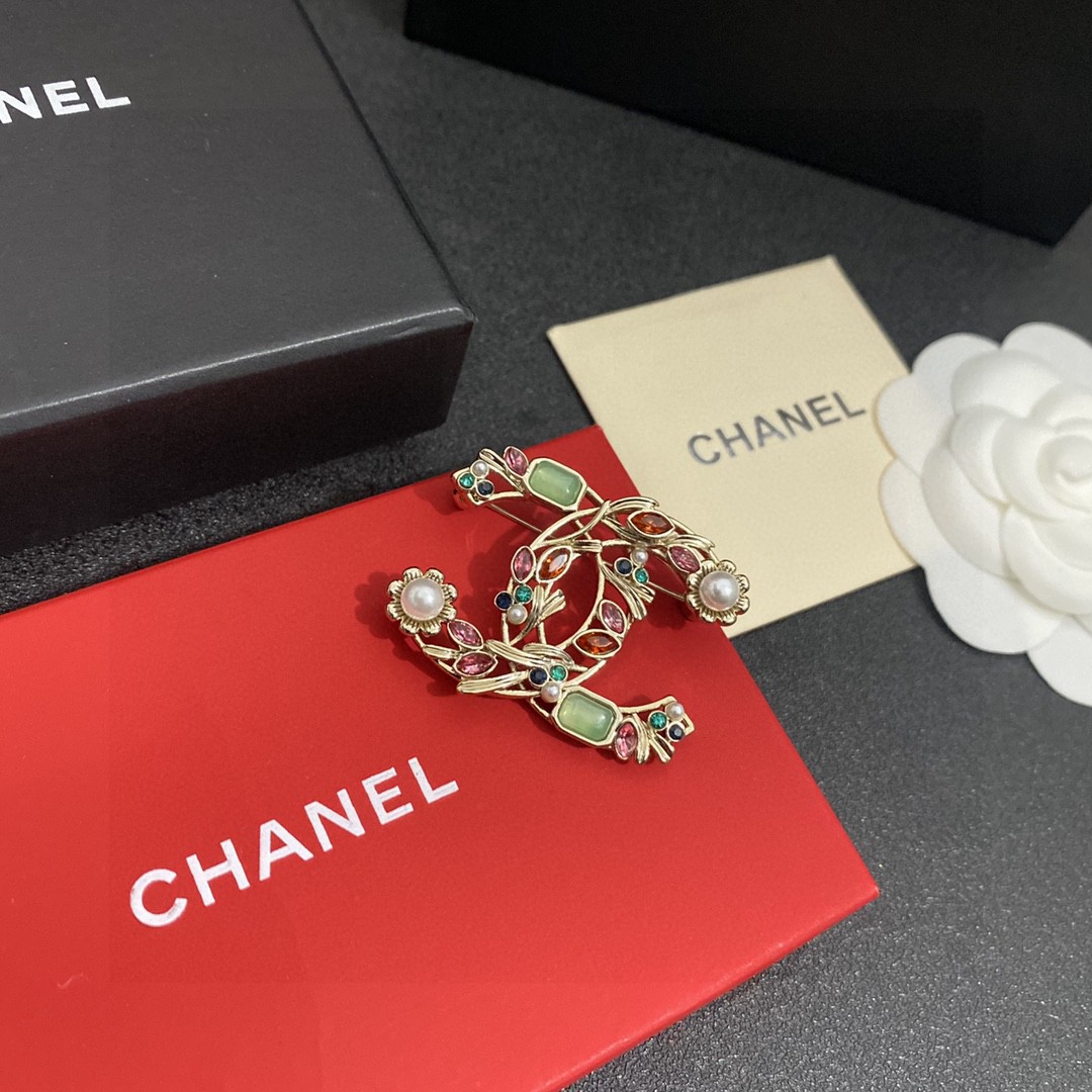 CHANEL小香专柜新款同步上新香奈儿胸针是最懂女人的饰物那些倾注了全部心血去做自己的女人往往更珍惜胸针