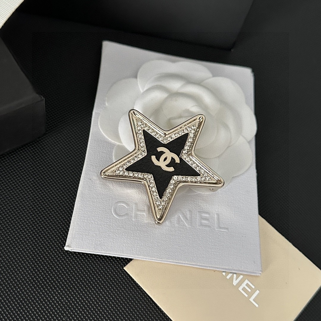 CHANEL小香专柜新款同步上新香奈儿胸针是最懂女人的饰物那些倾注了全部心血去做自己的女人往往更珍惜胸针