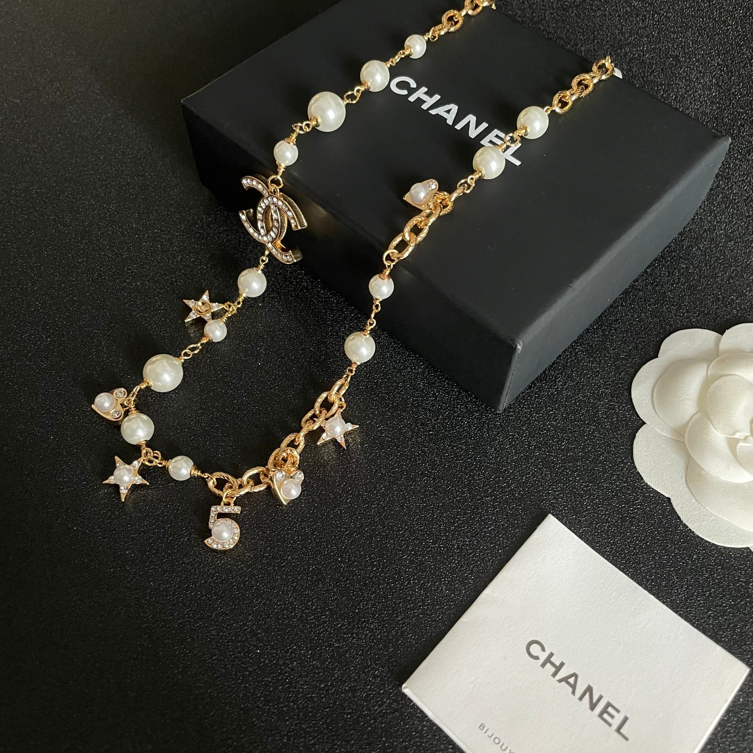 Chanel香奈儿中古字母项链小香家的款式真心无需多介绍每一款都超好看精致大方非常显气质.