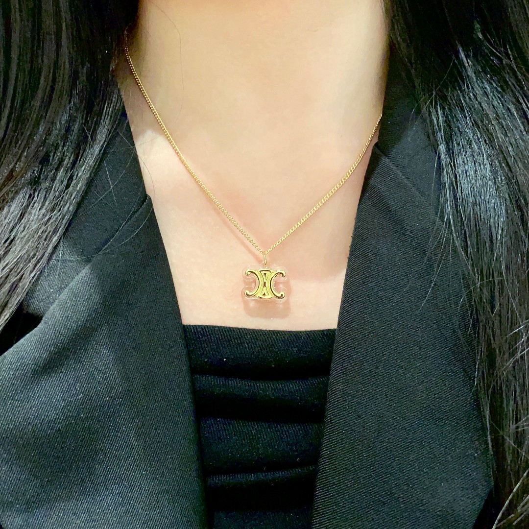 Celine赛琳项链一直是简约时尚界的标杆大胆的设计百看不厌️搭配起来更Fashion.