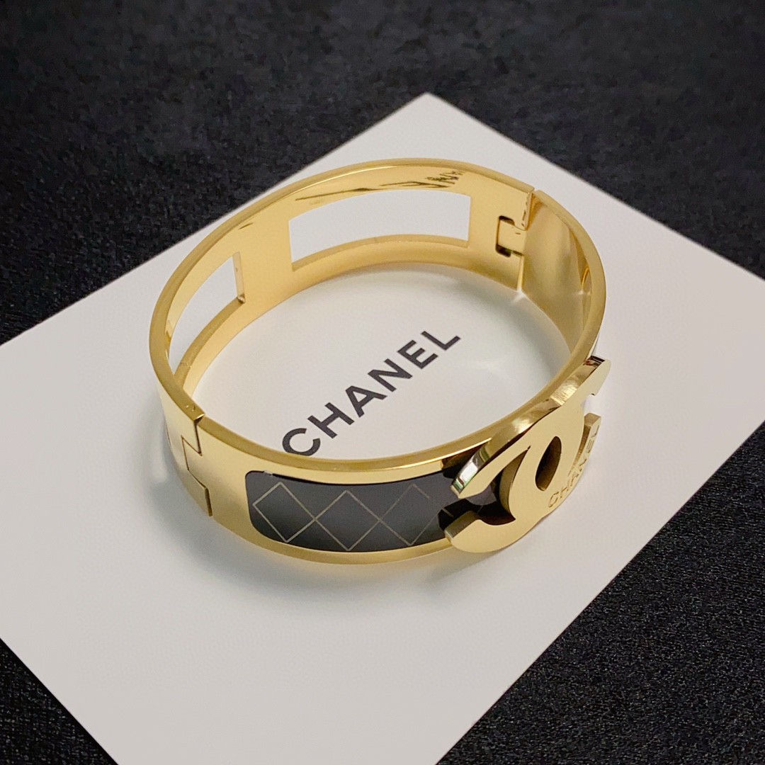 新款香奈儿Chanel宽版菱格手镯超重工blingbling颜色搭配得非常好高级感女神气质高端精钢材质不