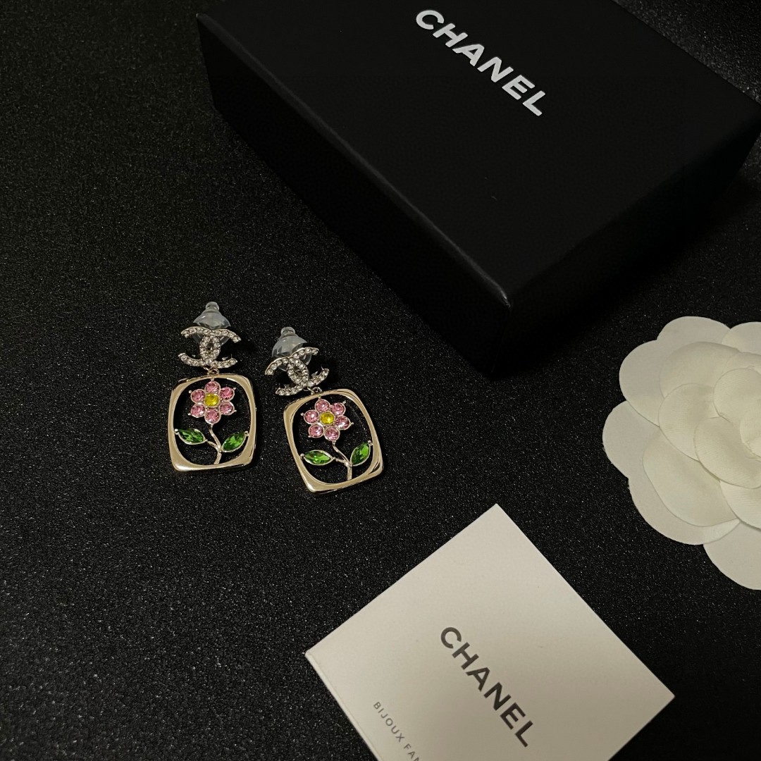 Chanel香奈儿中古耳钉小香家的款式真心无需多介绍每一款都超好看精致大方非常显气质.