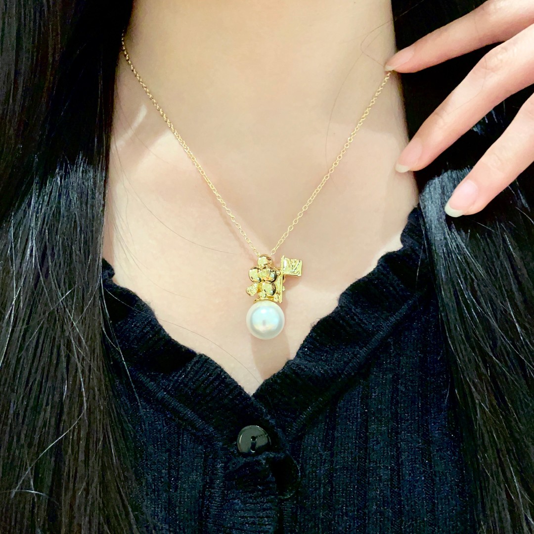 Louis Vuitton LOUISVUITTON以 花纹图案设计 双花 款设计方式吊坠LV品牌标志设计