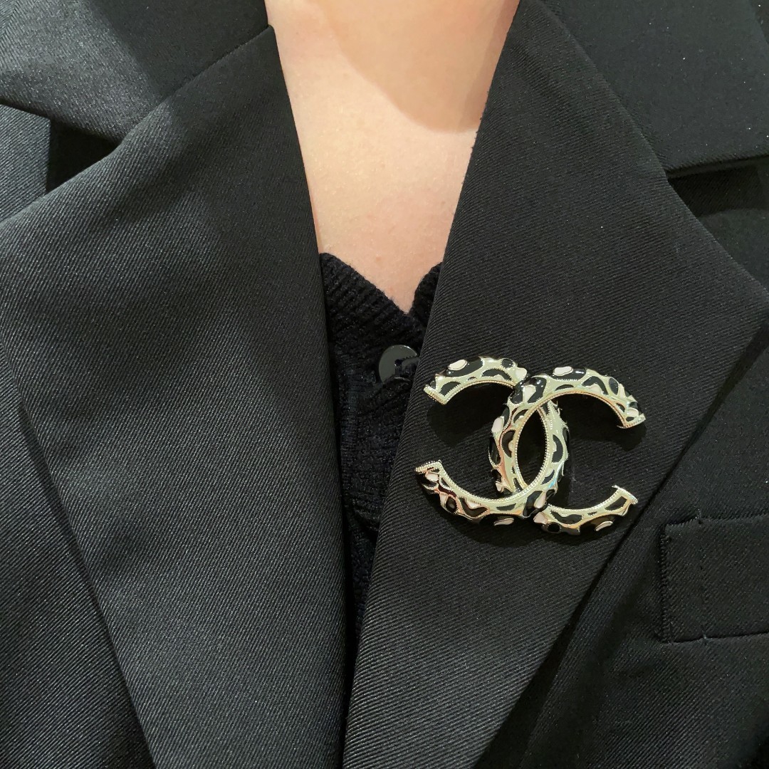 CHANEL小香专柜新款同步上新香奈儿胸针是最懂女人的饰物那些倾注了全部心血去做自己的女人往往更珍惜胸针