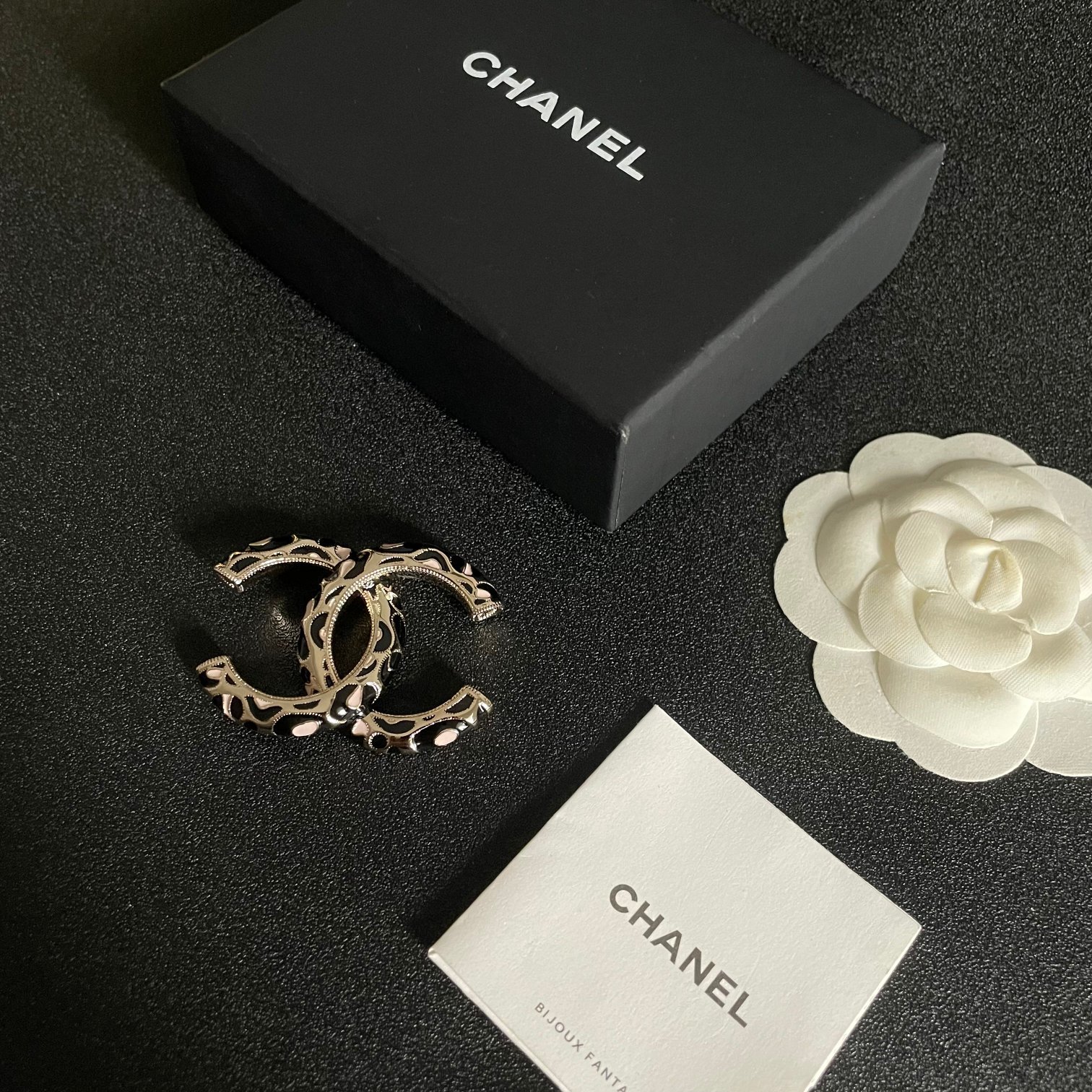 CHANEL小香专柜新款同步上新香奈儿胸针是最懂女人的饰物那些倾注了全部心血去做自己的女人往往更珍惜胸针