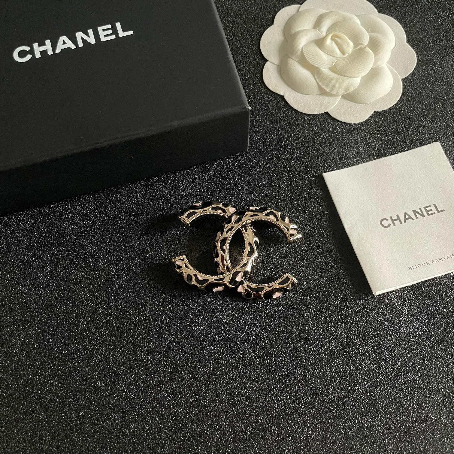 CHANEL小香专柜新款同步上新香奈儿胸针是最懂女人的饰物那些倾注了全部心血去做自己的女人往往更珍惜胸针