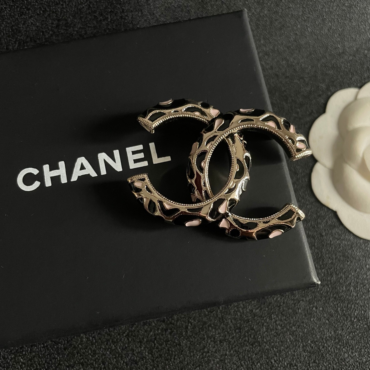 CHANEL小香专柜新款同步上新香奈儿胸针是最懂女人的饰物那些倾注了全部心血去做自己的女人往往更珍惜胸针