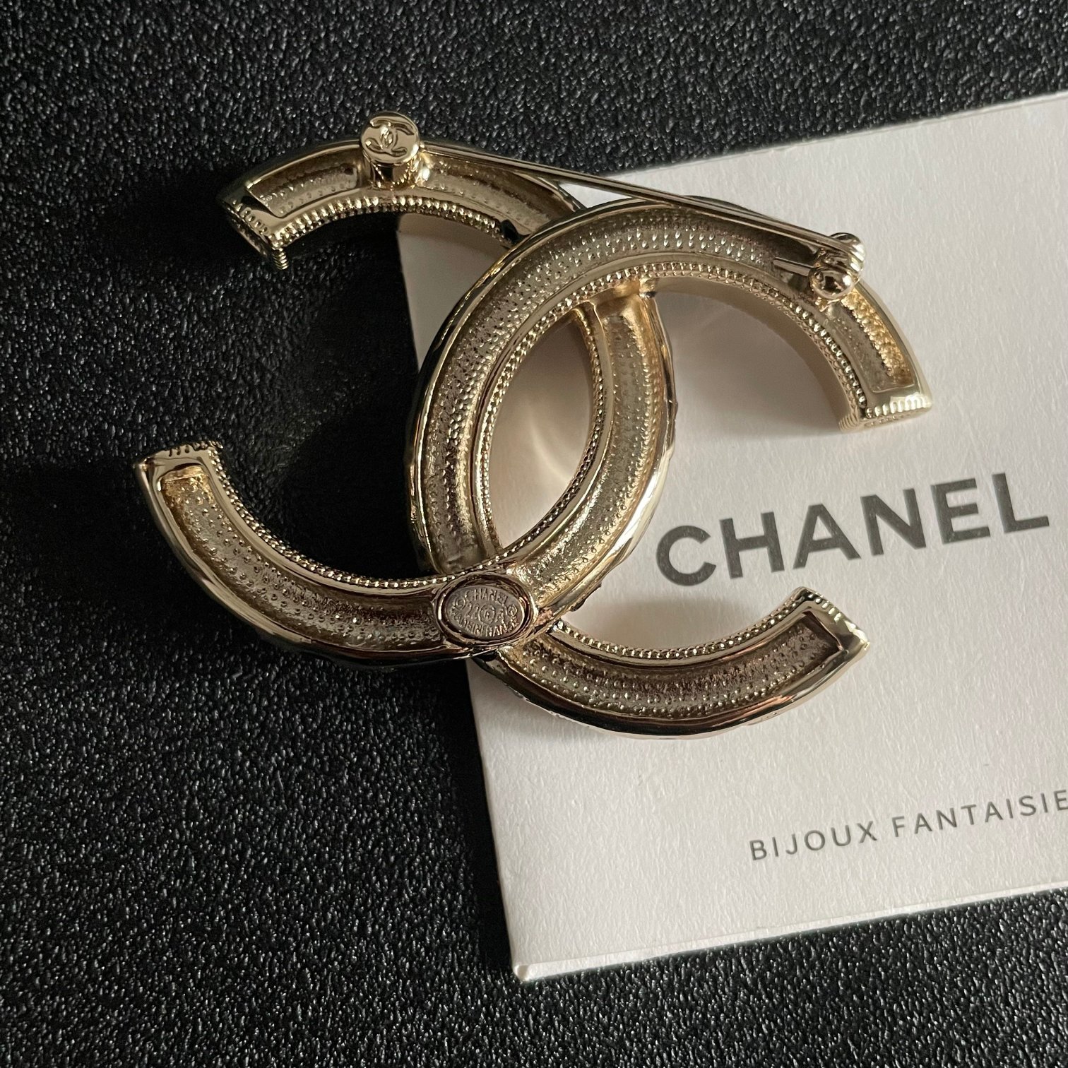 CHANEL小香专柜新款同步上新香奈儿胸针是最懂女人的饰物那些倾注了全部心血去做自己的女人往往更珍惜胸针
