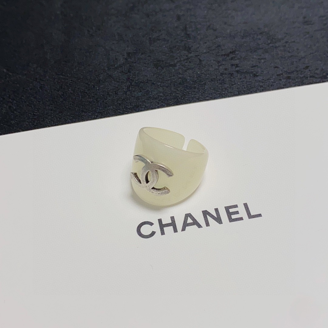 小香风Chanel字母双C高品质进口亚克力复古造型戒指！夏天必备款一戴就忍不住想夸的一款带Logo简约的